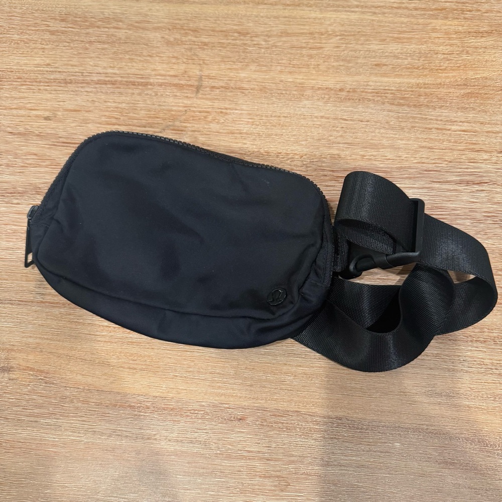 Lululemon Everywhere Belt Bag 1L - Picture 4 of 7